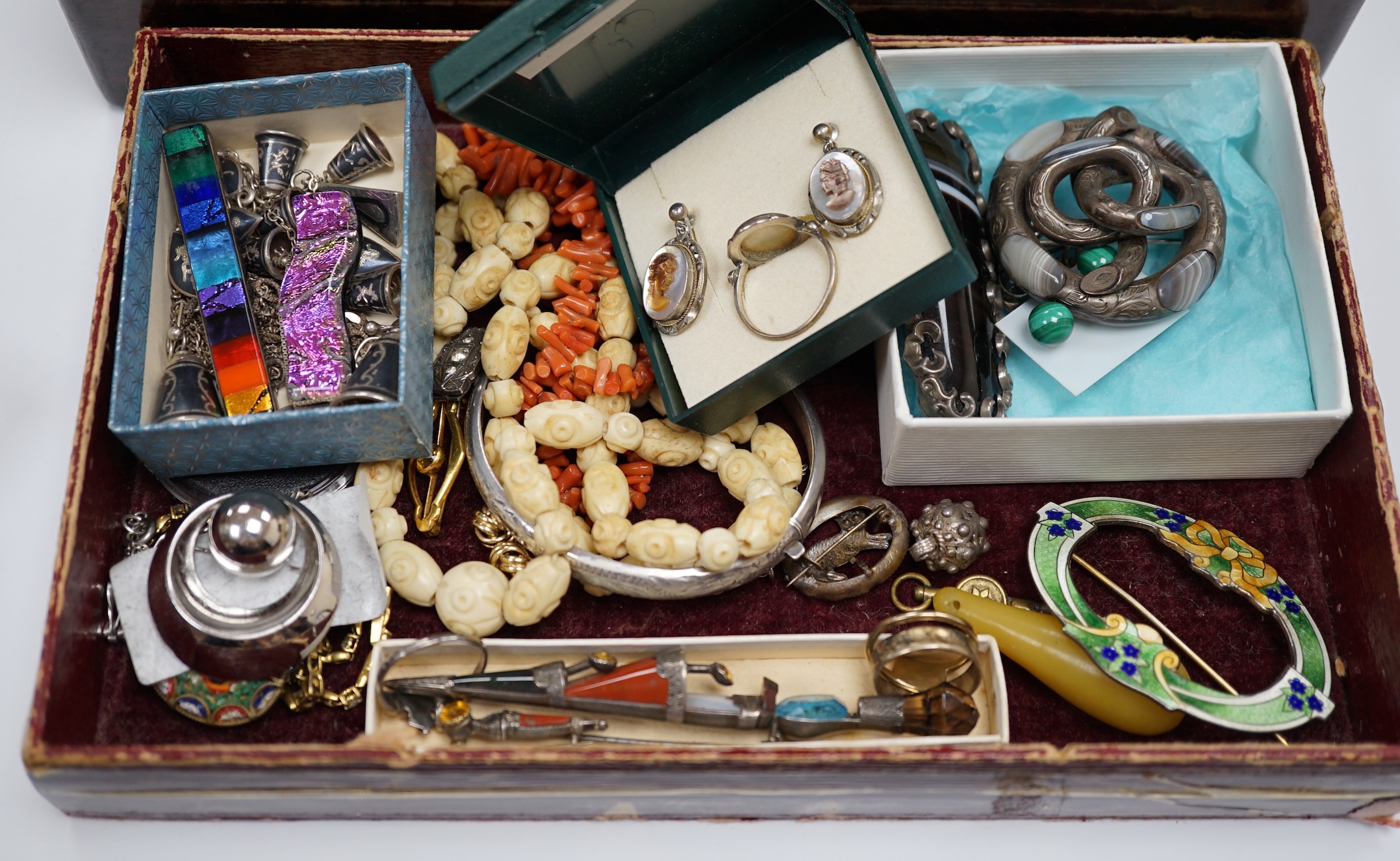 A quantity of assorted interesting Victorian and later jewellery, etc including necklaces, a pinchbeck bracelet, earrings, enamelled butterfly brooches including 925, Scottish hardstone brooches, an enamelled open work b